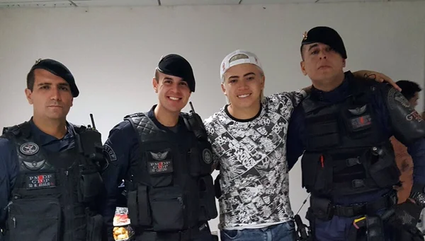 Whindersson Nunes tira foto com policiais militares do DF