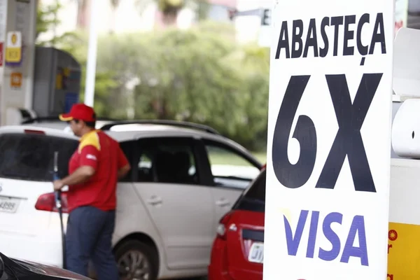 Gasolina a R$ 3,88 e pagamento em até seis vezes no DF. Veja onde