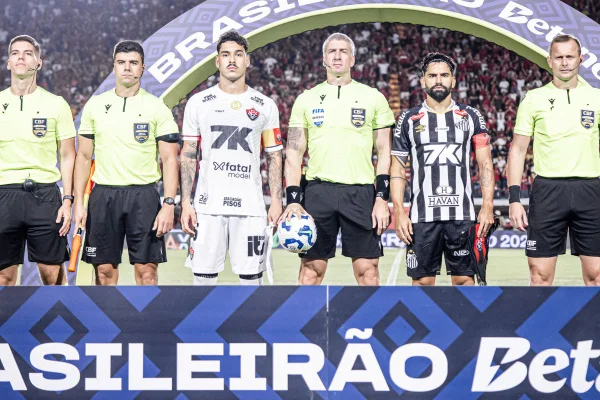 Imagem colorida da partida entre Vitória x Santos