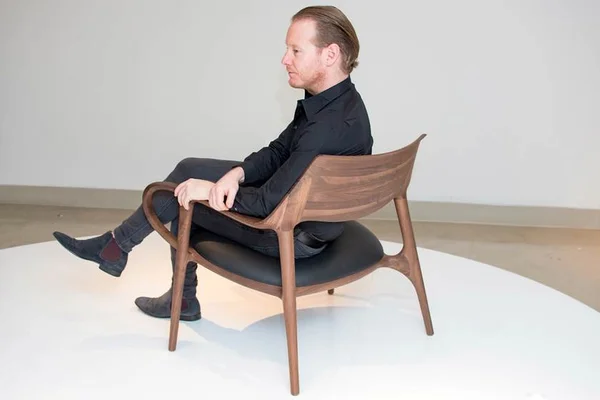 Ponto a ponto: designer Jader Almeida lança poltrona Celine