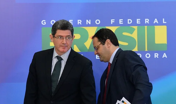 Agência Fitch rebaixa nota do Brasil e ameaça grau de investimento