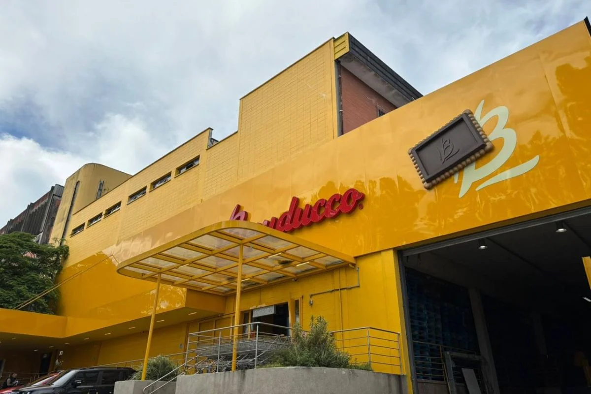 Descarte irregular de água suja por fábrica da Bauducco em Guarulhos (SP) causa transtornos a moradores há três anos Descarte irregular de água suja por fábrica da Bauducco em Guarulhos (SP) causa transtornos a moradores há três anos