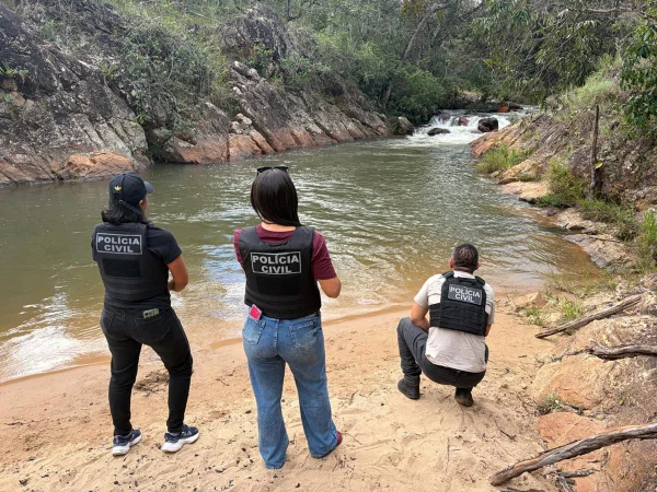 policiais às margens de cachoeira do DF