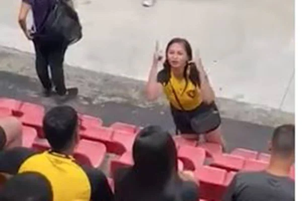 Imagem colorida de mulher ao flagrar companheiro com a amante em jogo