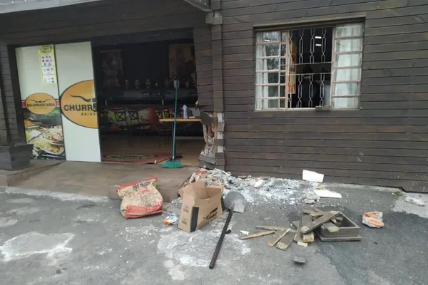 Foto de churrascaria destruída após acidente com carro - Metrópoles