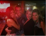 Ele foi fotografado ao lado de várias mulheres em saída com Adriano Imperador