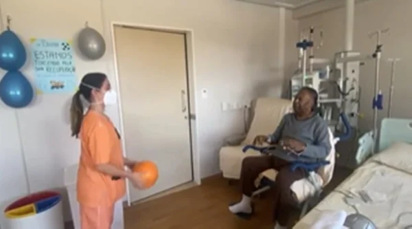 Pelé fazendo fisioterapia