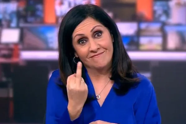 Foto colorida de Maryam Moshiri dando dedo - Metrópoles