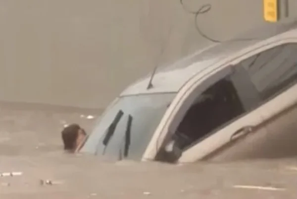 SP: temporal deixa pessoas ilhadas e mulher precisa se agarrar a carro