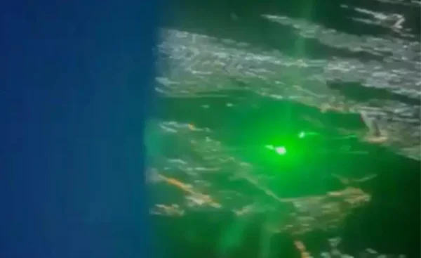 Passageira registra luz verde apontada para avião