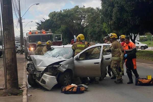 Batida em poste deixa frente de carro totalmente destruída no DF