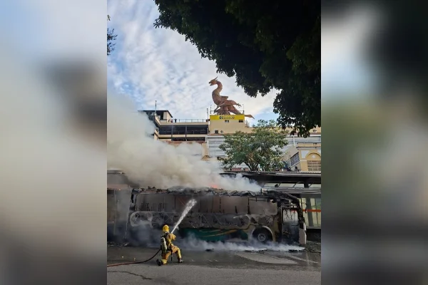 Ônibus pega fogo e fica destruído em estação no Centro de BH