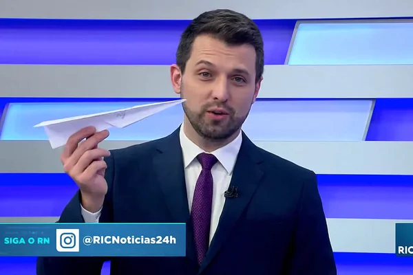 Eduardo Scola, âncora da RICtv (afiliada da Record), encerra telejornal com "guerra" de aviãozinho de papel