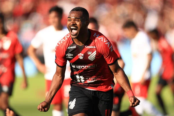 Nikão comemorando o gol