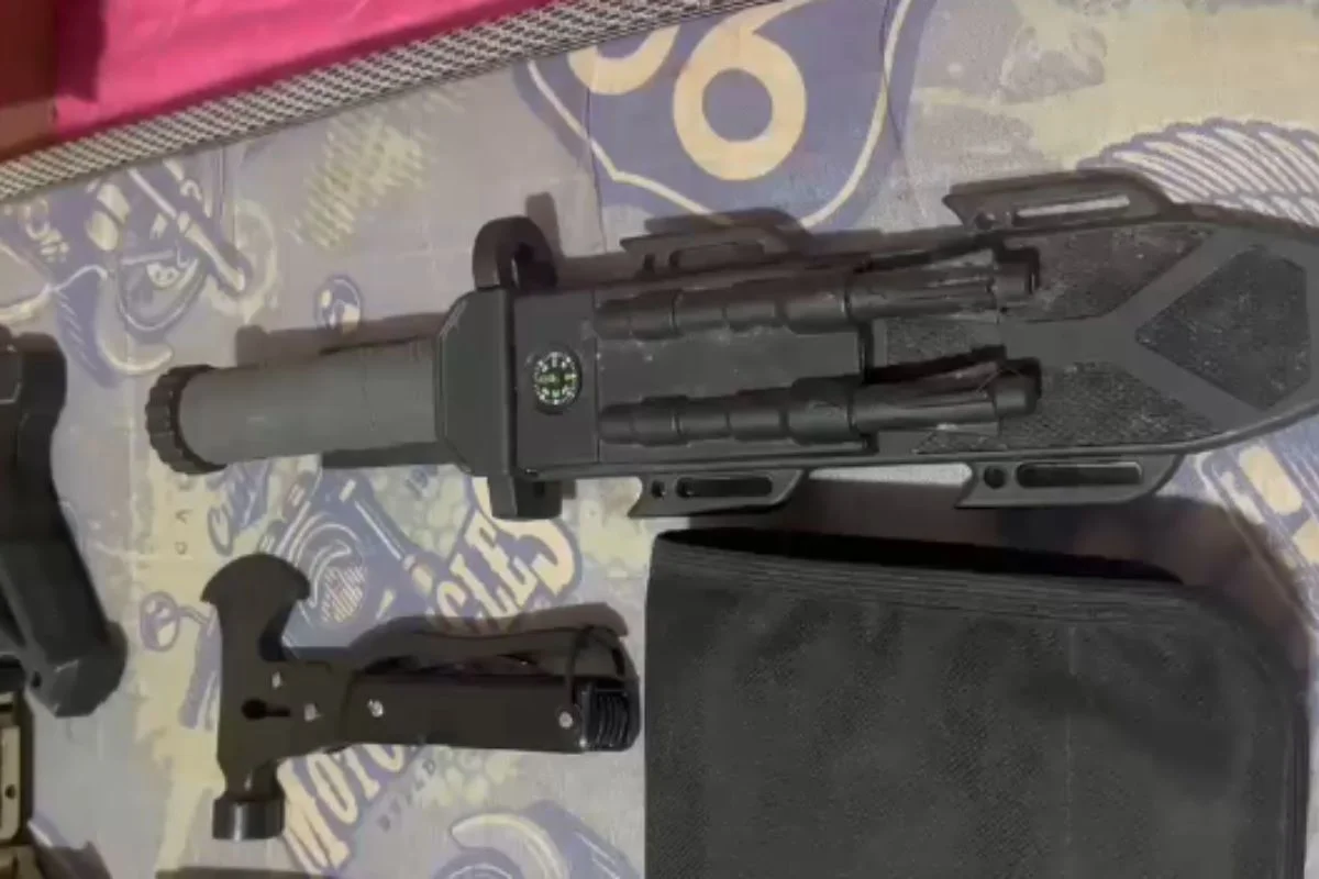 PM suspeita que arsenal seja usado por facções criminosas para crimes de grande porte. Homem já possuia passagem por porte ilegal de armas PM suspeita que arsenal seja usado por facções criminosas para crimes de grande porte. Homem já possuia passagem por porte ilegal de armas