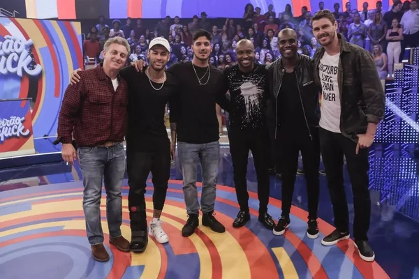 Bruninho comemora aniversário ao lado de Neymar, Medina e Luciano Huck