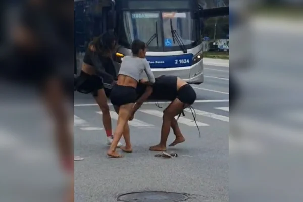 Mulher é espancada no meio da rua na zona norte de SP