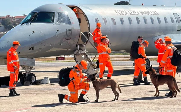 Bombeiros MG desembarcam em BH após resgate na Venezuela