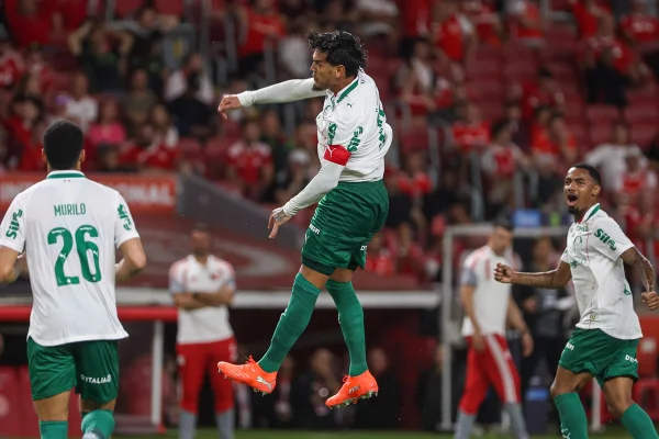Palmeiras derrota Internacional e assume a liderança do Brasileirão