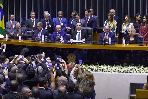 Posse de Lula tem minuto de silêncio em homenagem a Pelé e Bento XVI