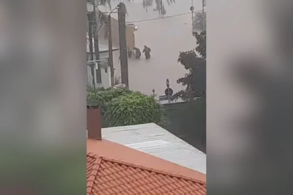 Imagens coloridas mostram pessoas sendo resgatadas de enxurrada
