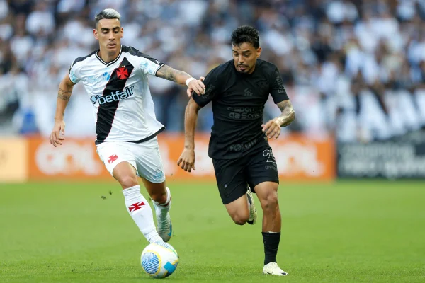 Foto colorida de jogadores de Vasco e Corinthians em jogo do Brasileirão 2024 - Metrópoles