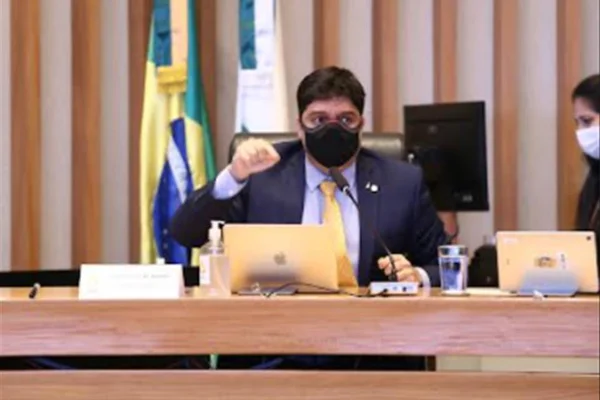 Deputado evangélico vê conotação sexual em livro infantil e aciona MP