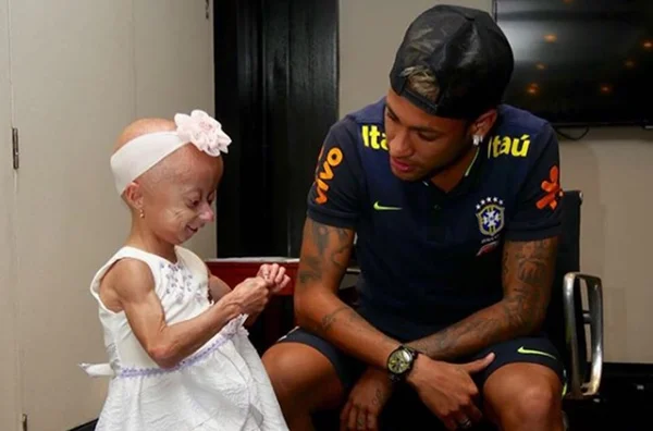 Fã com doença rara ganha surpresa do craque Neymar