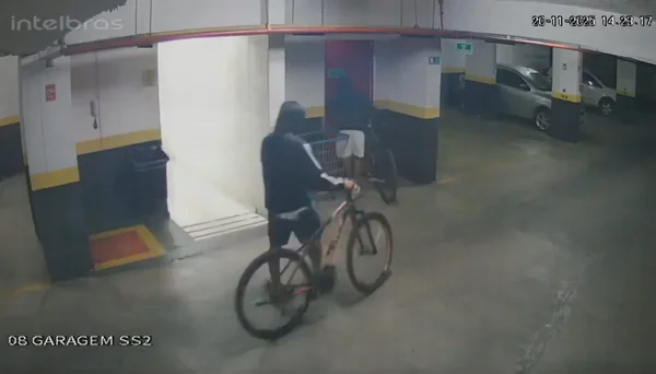 ladrões furtando bicicleta