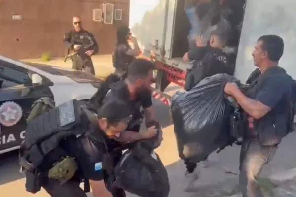 Imagem colorida mostra polícia recuperando camisas do Vasco roubadas - Metrópoles
