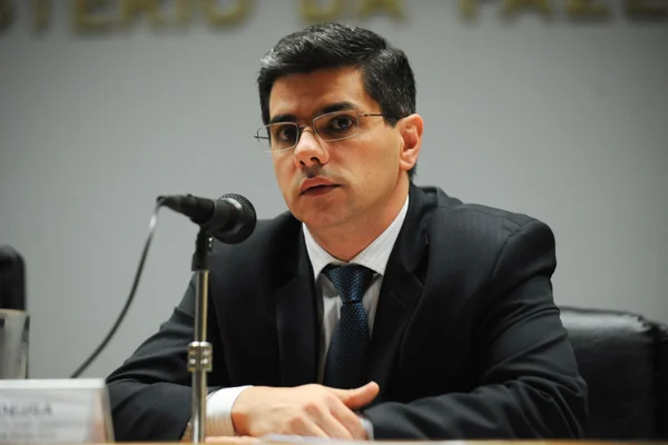 Secretário do Tesouro diz que governo trabalha para cumprir meta fiscal de 2015