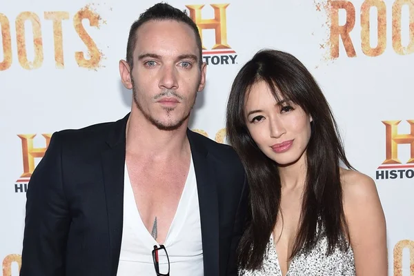 Mulher de Jonathan Rhys Meyers posta momento em que descobre aborto