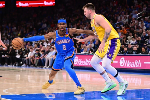 Foto colorida de Shai contra Lakers, de Doncic - Metrópoles