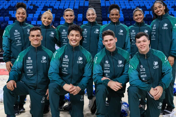 foto mostra atletas da ginástica uniformizados