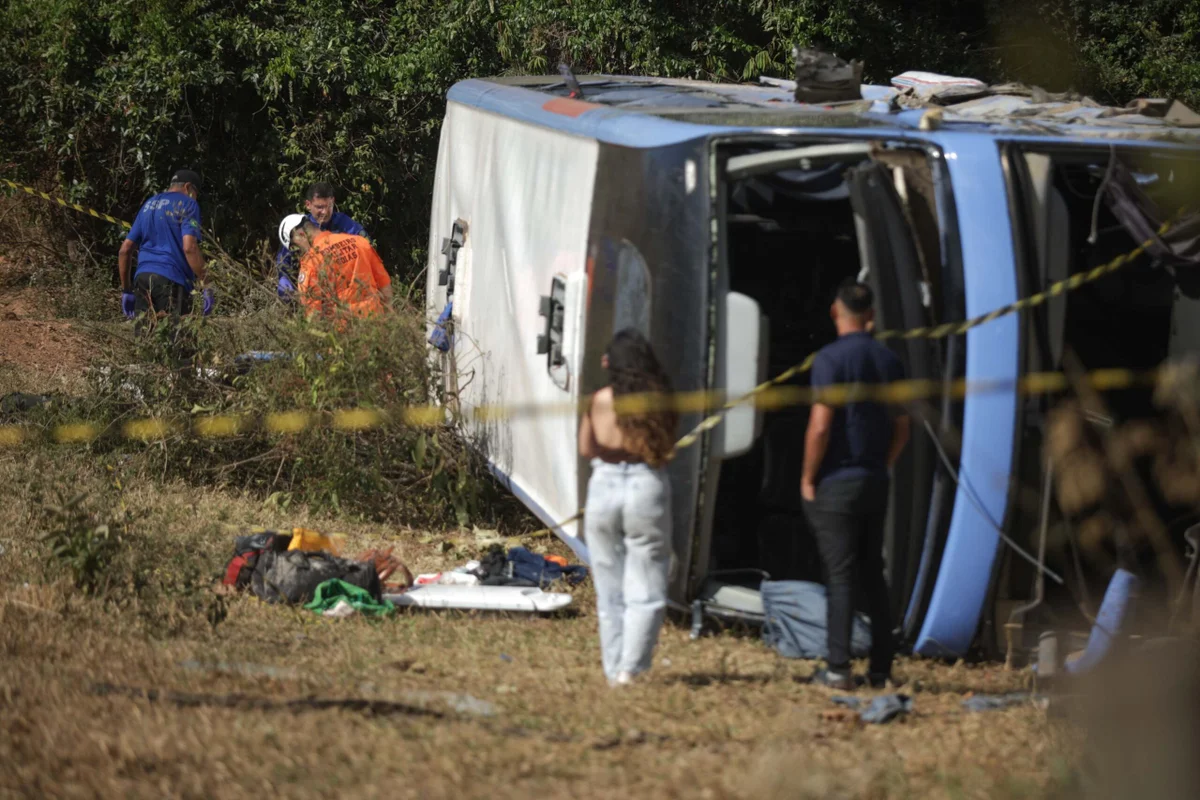 Caminhão x ônibus: número de mortos em grave acidente sobe para 8