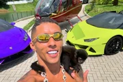 Buzeira posa com seu macaquinho de estimação, dois carros de luxo e um helicóptero Buzeira posa com seu macaquinho de estimação, dois carros de luxo e um helicóptero