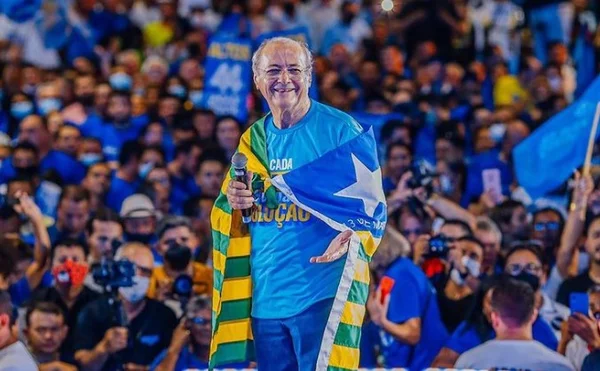 homem enrolado em bandeira durante evento