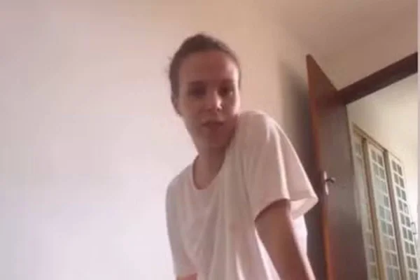 Jeniffer Castro debocha antes de pegar novo voo