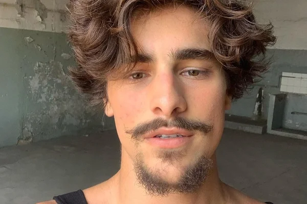 Bruno Montaleone vai transar com família inteira em Verdades Secretas 2
