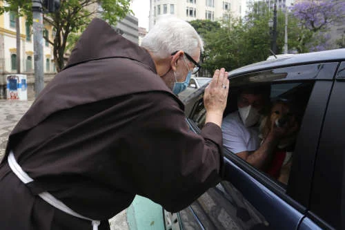 Frei abençoando cachorro em drive-thru Frei abençoando cachorro em drive-thru
