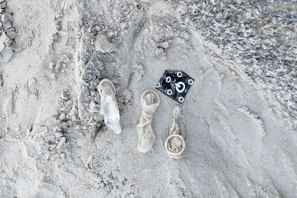 Durante a noite, a praia virou local de encontro para sexo. Indignados, moradores estão cansados de encontrar camisinhas usadas na orla - Metrópoles