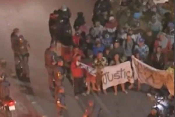 Manifestantes ateiam fogo em avenida após MC Joninhas ser baleado