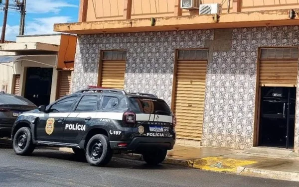 Imagem colorida mostra viatura da polícia em rua de Guatapará, no interior de São Paulo - Metrópoles