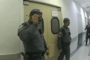 PMs aguardam em corredor 