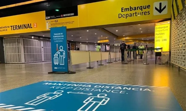 foto colorida mostra imagem interna do Aeroporto Internacional de Guarulhos, em SP - Metrópoles