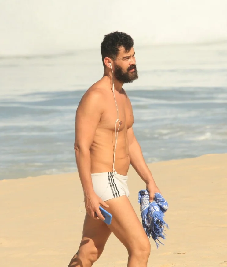 Aos 47 anos, Carmo Dalla Vecchia esbanja a boa forma durante passeio pela praia Aos 47 anos, Carmo Dalla Vecchia esbanja a boa forma durante passeio pela praia