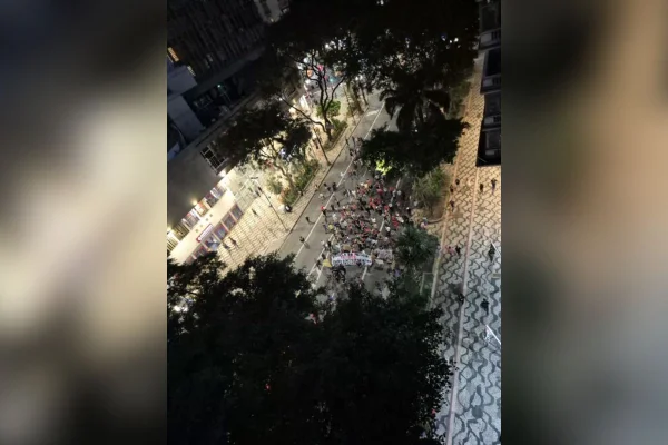 Imagem colorida mostra ato contra o governo de São Paulo feito por moradores da Favela do Moinho que acabou com confusão com a PM - Metrópoles
