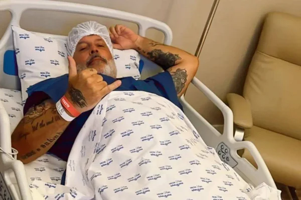 Na foto, Alexandre Frota posa em uma cama de hospital - Metrópoles