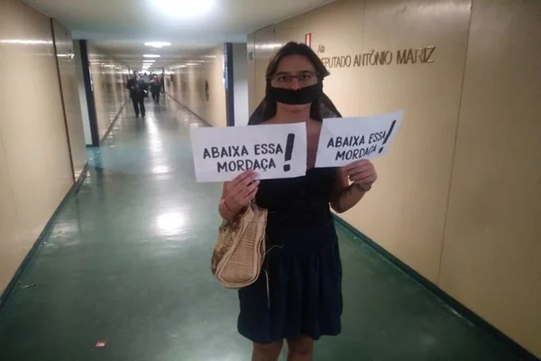 Sob protestos e bate-boca, Câmara adia análise do Escola sem Partido