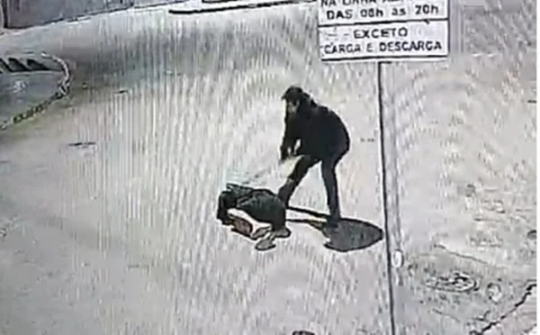 Em imagem de câmera de monitoramento home bate madeira na cabeça de outro - Metrópoles